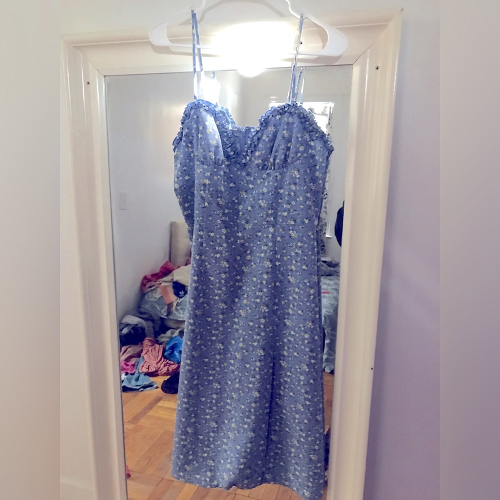 I’m too short for this dress but it’s tailored nicely to the body.